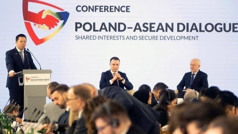 El embajador de Vietnam en Polonia, Ha Hoang Hai, habla en la cita. (Foto: Nhan Dan)