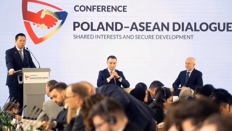 El embajador de Vietnam en Polonia, Ha Hoang Hai, habla en la cita. (Foto: Nhan Dan)