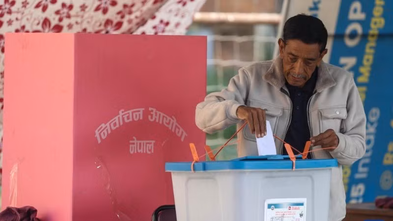 Un hombre deposita su voto en un colegio electoral durante las elecciones parlamentarias en Katmandú, Nepal, el 5 de marzo de 2026. (Foto: Xinhua)
