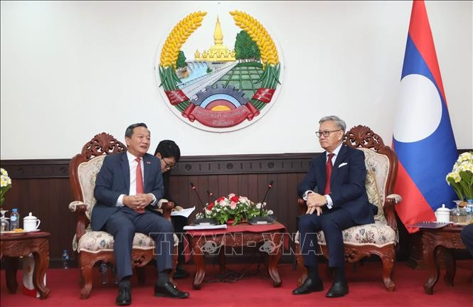 El embajador de Vietnam en Laos, Nguyen Minh Tam y el ministro de Relaciones Exteriores de Laos, Thongsavanh Phomvihane (Foto: VNA)