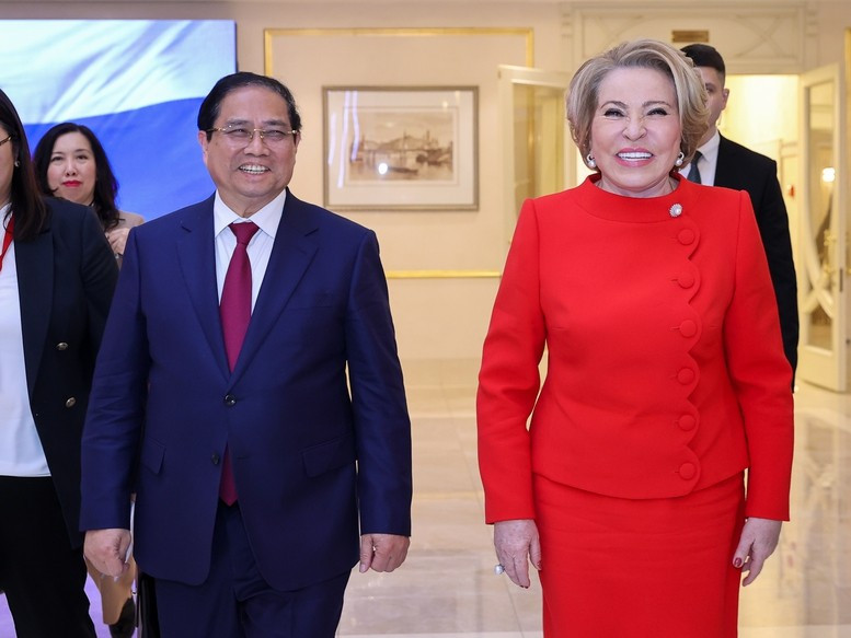 El primer ministro de Vietnam, Pham Minh Chinh, se reúne con la presidenta del Consejo de la Federación de la Asamblea Federal de Rusia, Valentina Matviyenko. Foto: VGV