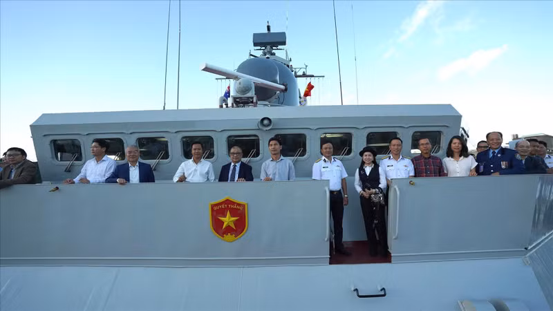 Representantes de agencias vietnamitas y residentesvietnamitas en Australia visitan el buque 016-Quang Trung. (Foto: VNA)