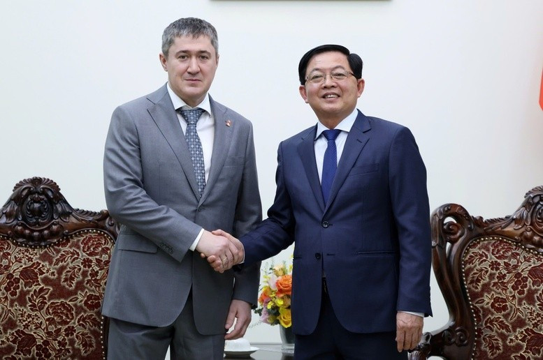 El viceprimer ministro Ho Quoc Dung (derecha) recibe a Dmitry Makhonin, gobernador de la región rusa de Perm (Foto: chinhphu.vn)