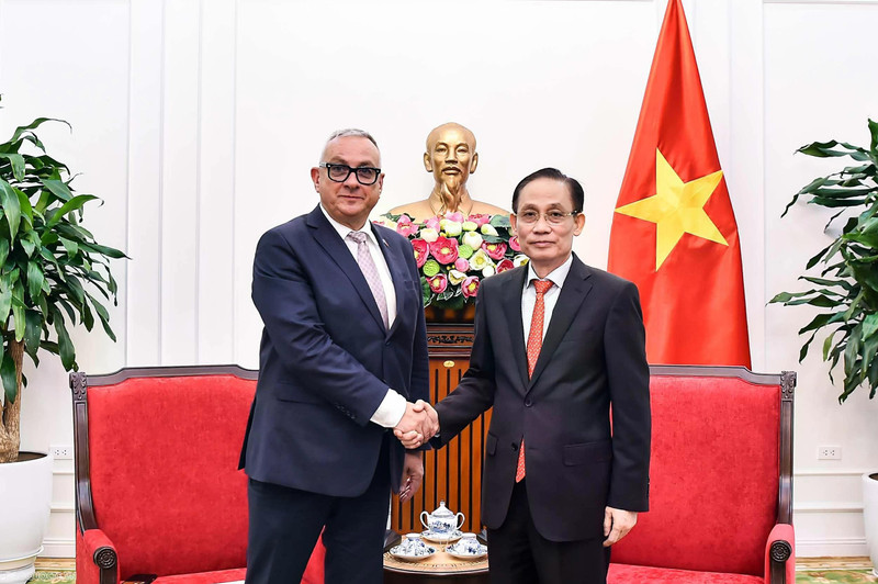 El ministro de Relaciones Exteriores de Vietnam, Le Hoai Trung (derecha), recibe al comisario de la UE para Asociaciones Internacionales, Jozef Síkela. (Foto: baoquocte.vn)
