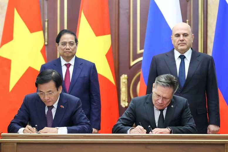 El primer ministro Pham Minh Chinh y y su par de Rusia, Mikhail Mishustin, presencian la ceremonia de firma del Acuerdo de cooperación para la construcción de una central nuclear en Vietnam. (Foto: VGP)