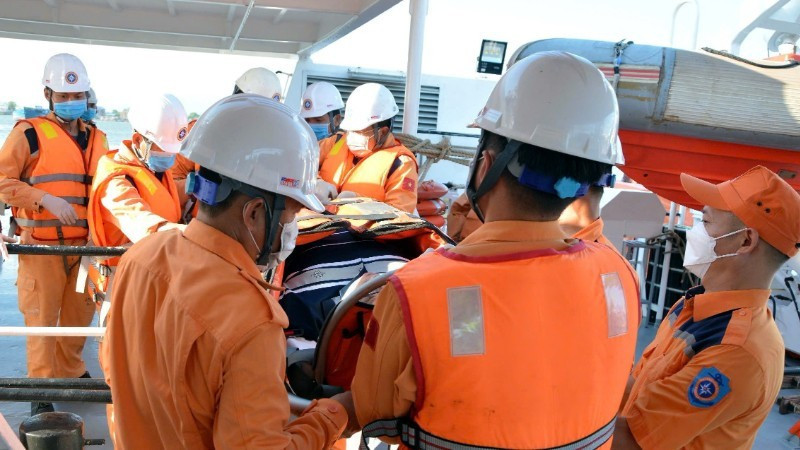 Traslado del marinero enfermo a tierra. (Foto: Nhan Dan)