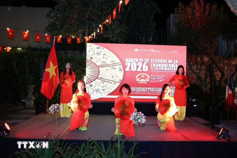 En el área del Rincón de Vietnam, durante el evento, se presenta una danza tradicional con sombreros cónicos. Foto: VNA