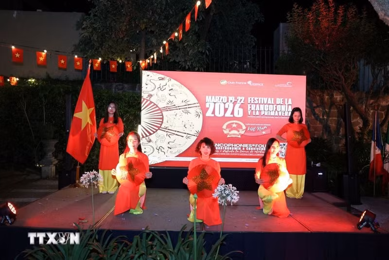 En el área del Rincón de Vietnam, durante el evento, se presenta una danza tradicional con sombreros cónicos. Foto: VNA