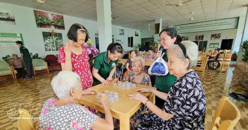 Las personas mayores reciben atención de salud en el Centro de actividades y cuidado para ancianos Genki House. (Foto: VNA)