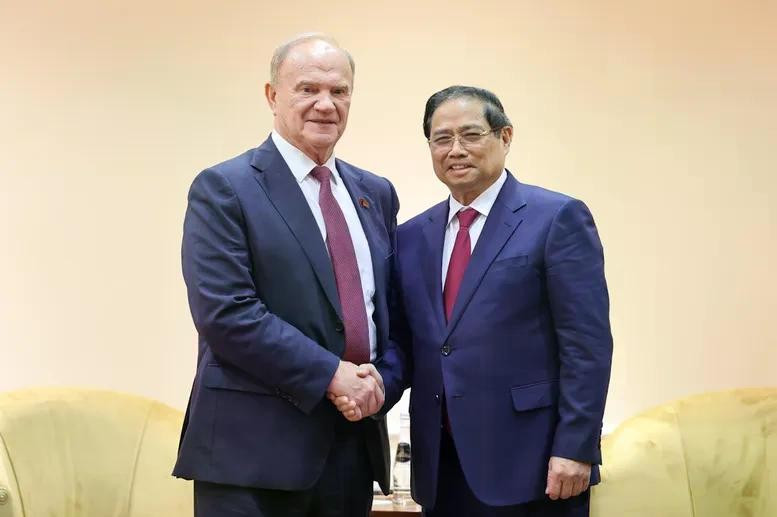 El primer ministro de Vietnam, Pham Minh Chinh, y el presidente del Partido Comunista de la Federación de Rusia, Gennady Ziuganov. (Foto: VGP)