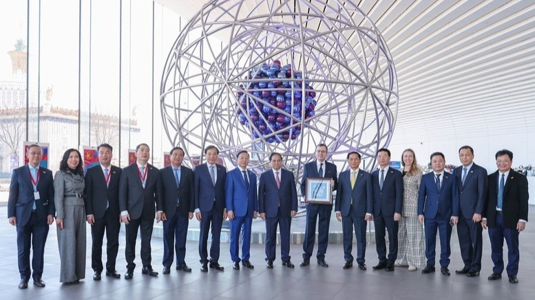 El primer ministro Pham Minh Chinh visita el Museo de Energía Atómica. Foto: VGP