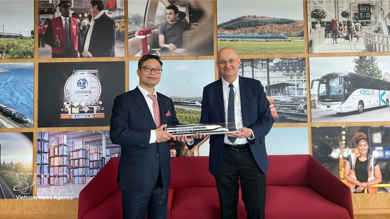 El embajador de Vietnam en Francia, Trinh Duc Hai, se reúne con Diego Díaz, presidente de SNCF International, filial de la Compañía Nacional de Ferrocarriles de Francia (SNCF). Foto: VNA