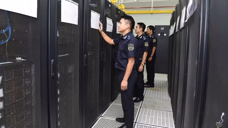 Funcionarios de aduanas operan el sistema de despacho aduanero automatizado. (Foto: Nhan Dan)