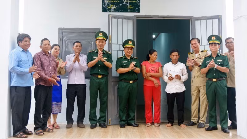 Entregan la Casa de la Amistad a la familia de Puih Veu, en la aldea de Po Lon, comuna de Po Nhay, distrito de Ozadao, provincia camboyana de Ratanakiri. (Foto: Nhan Dan)
