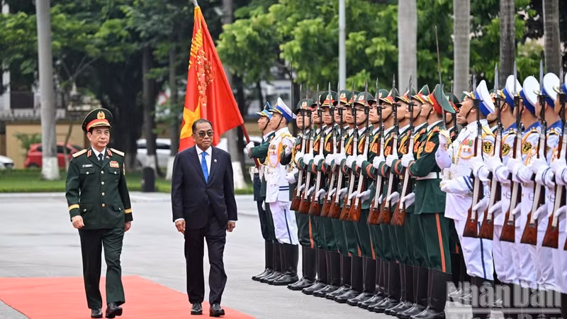 El viceprimer ministro y titular de Defensa de Vietnam, general Phan Van Giang, y el ministro de Defensa de Malasia, Dato’ Seri Mohamed Khaled bin Nordin, pasan revista a la guardia de honor. (Foto: Nhan Dan)