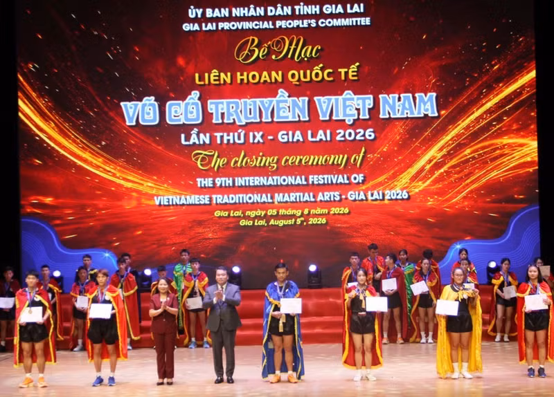 El comité organizador entrega premios a los artistas marciales más destacados del festival. (Foto: baovanhoa.vn)