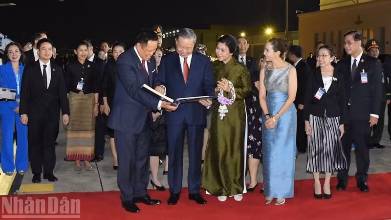 El secretario general del Partido Comunista y presidente de Vietnam, To Lam, y su esposa, reciben del primer ministro de Tailandia, Anutin Charnvirakul, y su esposa, un álbum fotográfico con imágenes de su visita oficial a Tailandia. (Foto: Nhan Dan)