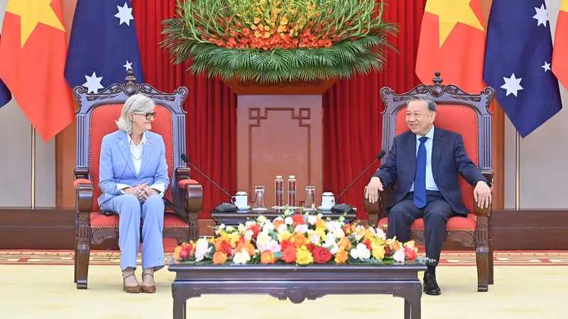 El secretario general del Partido Comunista de Vietnam, To Lam, recibe a la gobernadora general de Australia, Sam Mostyn, quien realizó una visita de Estado a Vietnam del 9 al 12 de septiembre de 2025. (Foto: Nhan Dan)