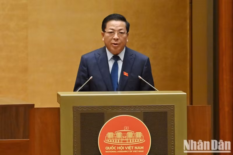 El ministro de Construcción, Tran Hong Minh, habla en la reunión. (Foto: Nhan Dan)
