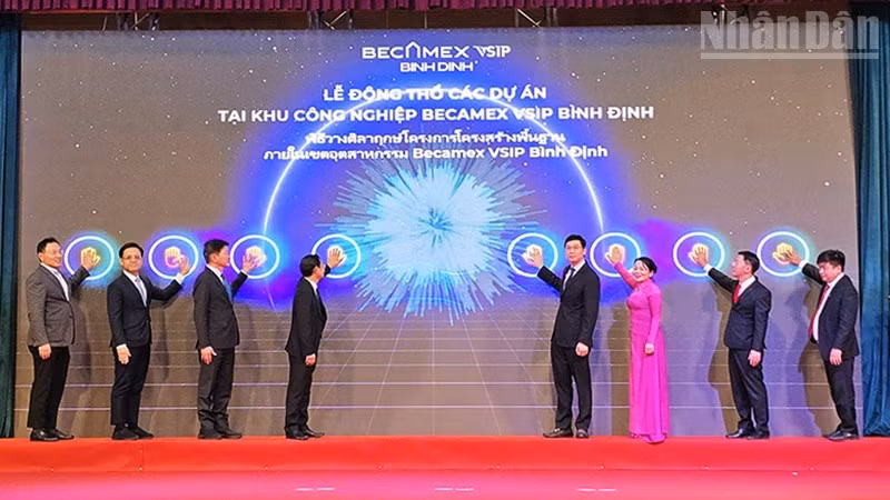 En la ceremonia de inicio de construcción de varios proyectos clave en el Parque Industrial–Urbano–de Servicios Becamex VSIP Binh Dinh. (Foto: Nhan Dan)