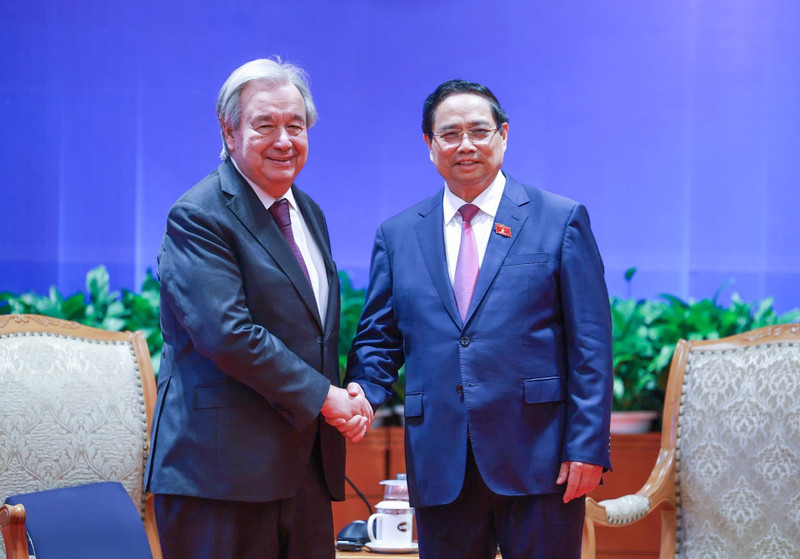 El primer ministro de Vietnam, Pham Minh Chinh, recibe al secretario general de la ONU, António Guterres. (Foto: Nhan Dan)
