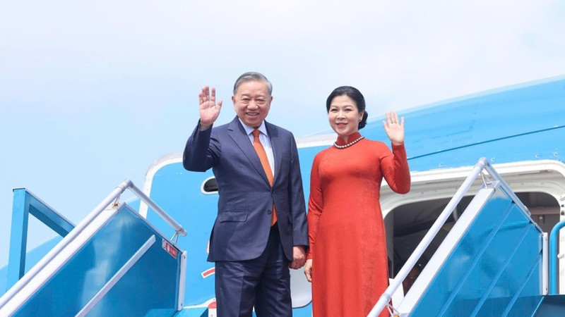 El secretario general del Comité Central del Partido Comunista de Vietnam (PCV), To Lam, y su esposa Ngo Phuong Ly, parten de Hanói para una visita oficial a Finlandia. (Foto: VNA)