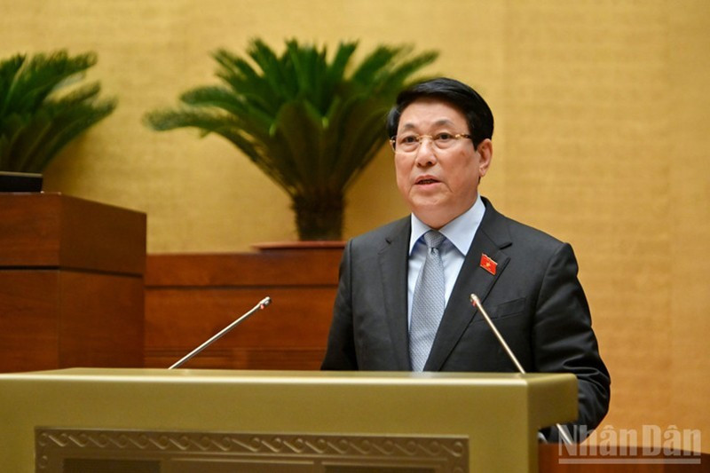 El presidente de Vietnam, Luong Cuong, presenta informe de balance ante la Asamblea Nacional durante el décimo período de sesiones de la XV legislatura. (Foto: Nhan Dan)