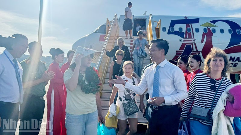 Turistas rusas recibidas en el aeropuerto internacional de Phu Quoc.