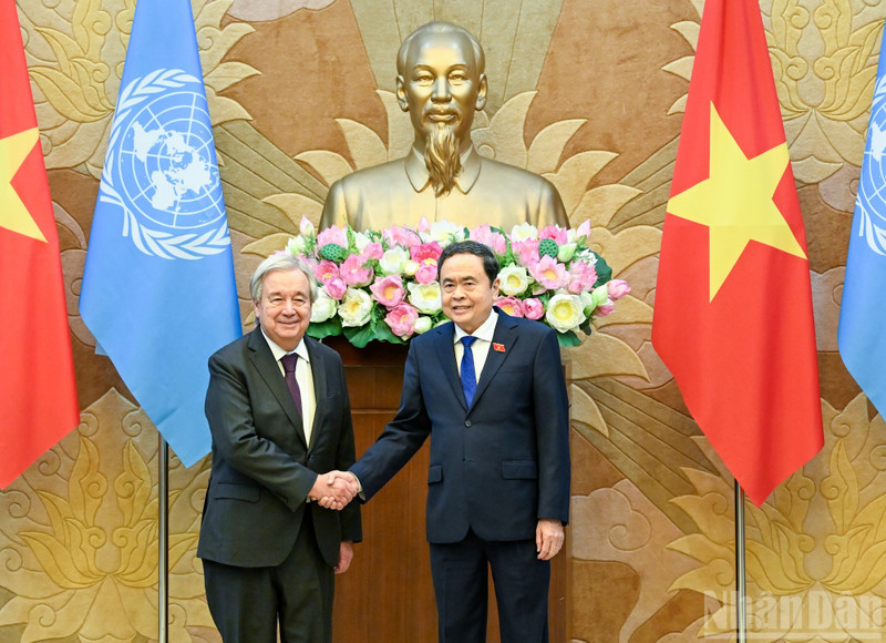 El presidente de la Asamblea Nacional de Vietnam, Tran Thanh Man, recibe al secretario general de la ONU, António Guterres. (Foto: Nhan Dan)