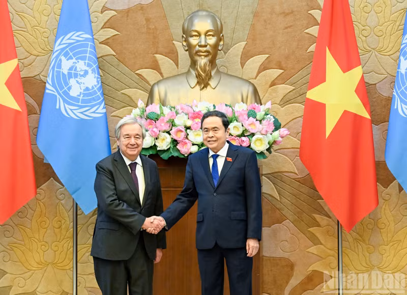 El presidente de la Asamblea Nacional de Vietnam, Tran Thanh Man, recibe al secretario general de la ONU, António Guterres. (Foto: Nhan Dan)