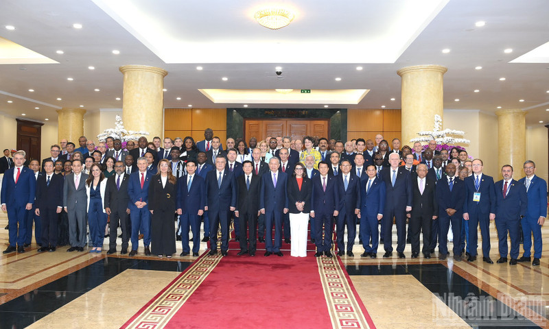 El secretario general del Partido Comunista de Vietnam, To Lam, posa una foto con los jefes de delegación. (Foto: Nhan Dan)