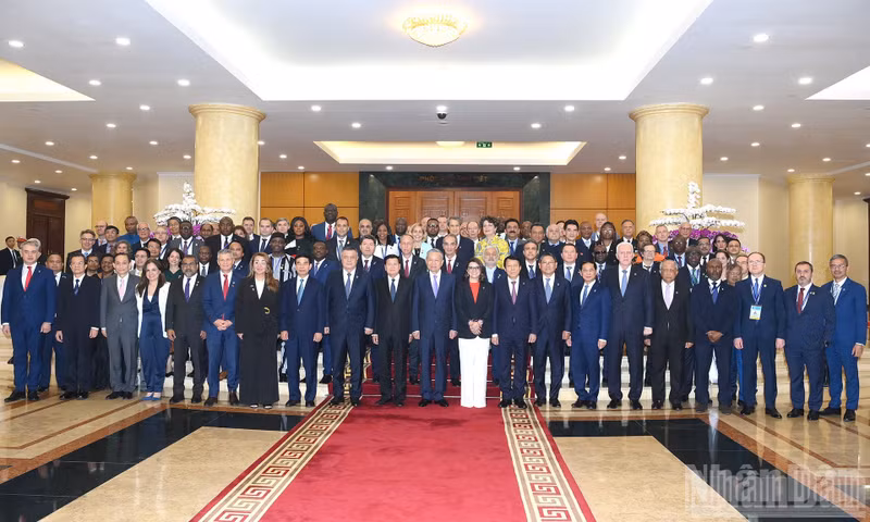 El secretario general del Partido Comunista de Vietnam, To Lam, posa una foto con los jefes de delegación. (Foto: Nhan Dan)