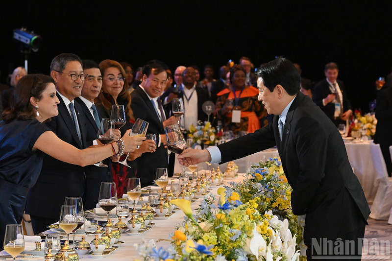 El presidente vietnamita, Luong Cuong, da la bienvenida a los jefes de delegación a la ceremonia de firma de la Convención de Hanói. (Foto: Nhan Dan)
