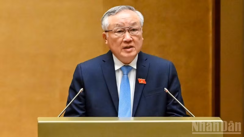 El viceprimer ministro permanente Nguyen Hoa Binh interviene presenta un informe en el marco del décimo período de sesiones de la Asamblea Nacional de la XV Legislatura. (Foto: Nhan Dan)