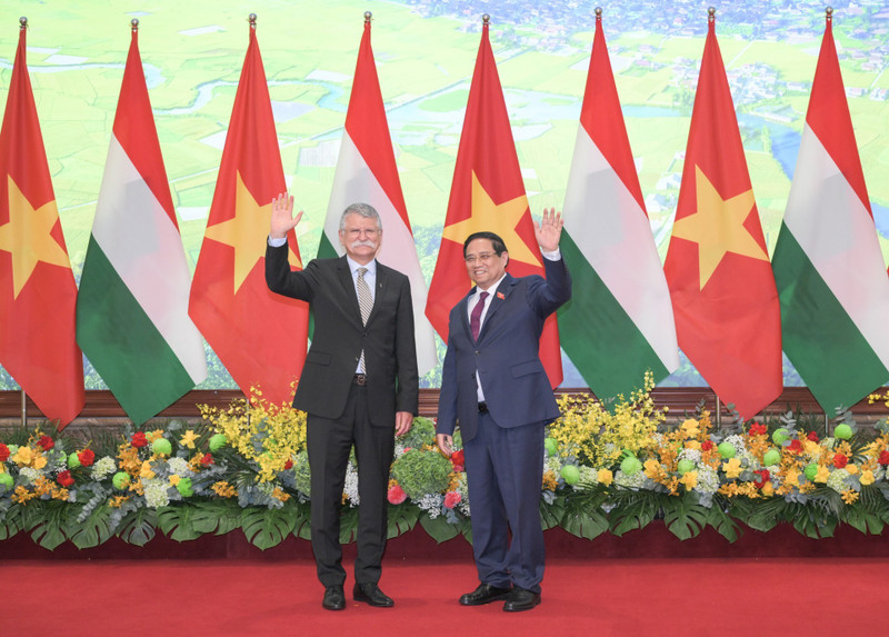 El primer ministro de Vietnam, Pham Minh Chinh, y el presidente de la Asamblea Nacional de Hungría, Laszlo Kover. (Foto: Nhan Dan)