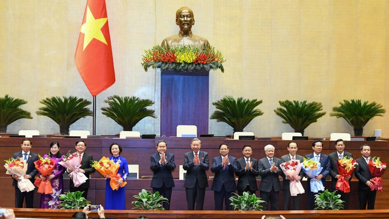 El secretario general del Partido Comunista de Vietnam, To Lam, el primer ministro Pham Minh Chinh, el presidente de la Asamblea Nacional Tran Thanh Man y otros dirigentes del Partido y del Estado ofrecen flores en congratulación a los viceprimeros ministros, ministros y jefes de Comisiones de la Asamblea Nacional. (Foto: Nhan Dan)