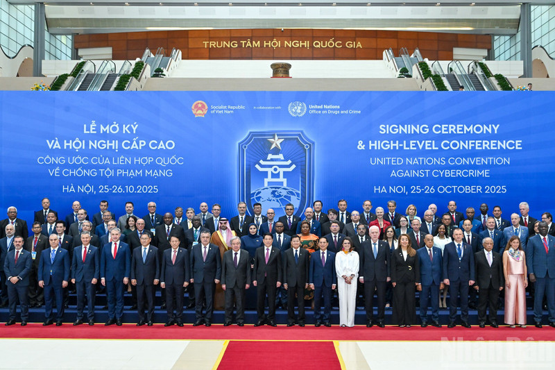 El presidente de Vietnam, Luong Cuong, el secretario general de la ONU, António Guterres, y los jefes de delegación posan para una foto de grupo. (Foto: VNA)