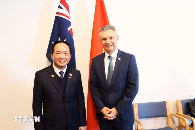 El miembro del Buró Político, secretario del Comité Central del PCV y jefe de su Comisión de Propaganda y Educación, Trinh Van Quyet, se reúne con el ministro asistente de Asuntos Exteriores y Comercio de Australia, Matt Thistlethwaite. (Foto: VNA)