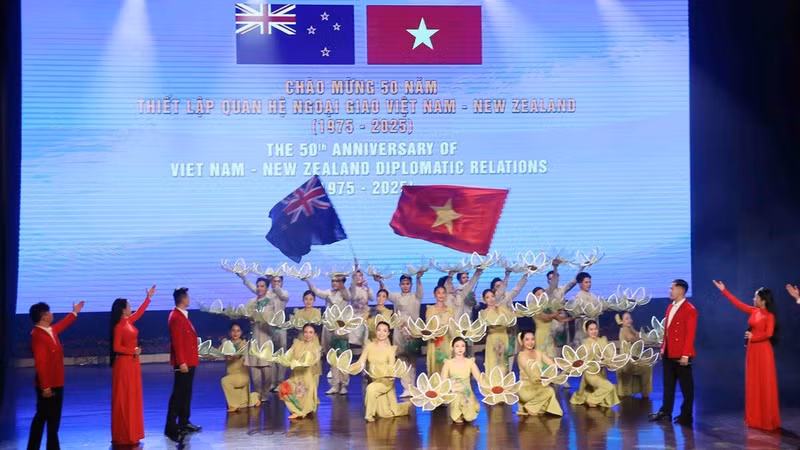 El Comité Popular de Ciudad Ho Chi Minh celebra el 28 de noviembre de 1975 un acto por el 50º aniversario de las relaciones diplomáticas entre Vietnam y Nueva Zelanda. (Foto: VNA) 