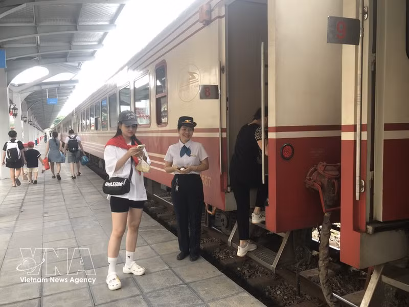 Inspección de billetes antes de que los pasajeros aborden el tren en la estación de Hai Phong. Foto: VNA