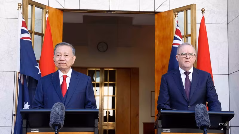 El secretario general del Partido Comunista y presidente de Vietnam, To Lam, y el primer ministro de Australia, Anthony Albanese, se reúnen con la prensa. (Foto: VNA)