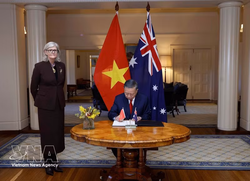 El secretario general del Partido Comunista de Vietnam y presidente de la República, To Lam, firma el libro de visitas. Foto: VNA