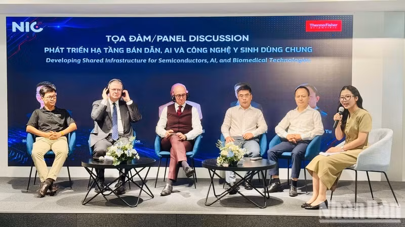 Los ponentes intercambian puntos de vista sobre las principales orientaciones de política, aportan perspectivas empresariales y formulan propuestas de cooperación para contribuir a fortalecer las capacidades de Vietnam en la cadena global de valor tecnológico.