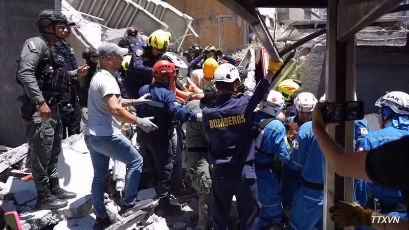 Equipos de rescate buscan víctimas entre los escombros de un edificio derrumbado por el terremoto en Manizales, Colombia, el 10 de agosto de 2026. (Foto: Xinhua/VNA)