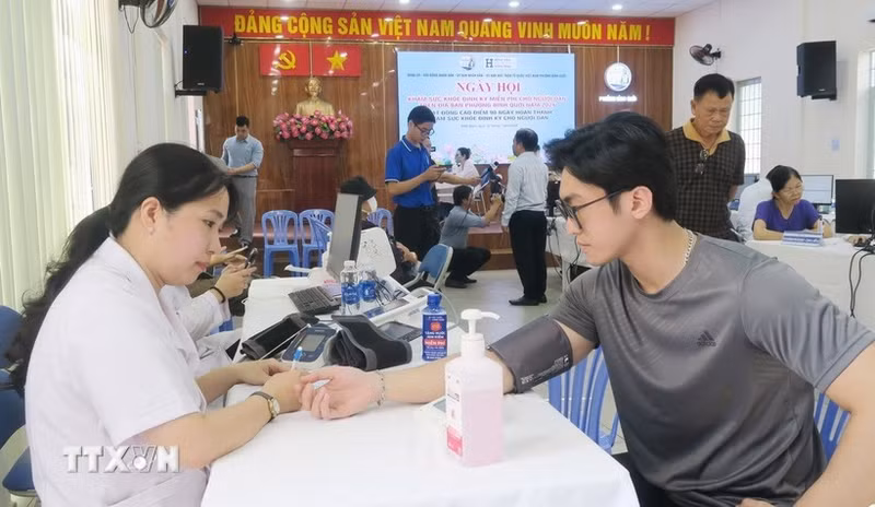 Los residentes del barrio de Binh Quoi reciben chequeos médicos gratuitos. (Foto: VNA)