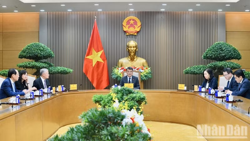 El primer ministro de Vietnam, Le Minh Hung, mantiene una conversación telefónica con su homólogo de los Países Bajos, Rob Jetten. (Foto: Nhan Dan)