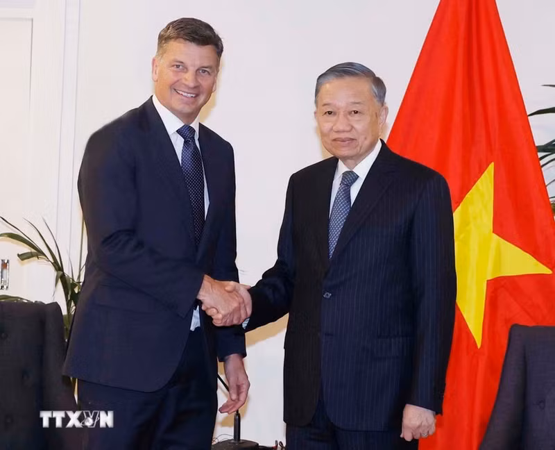 El secretario general del Comité Central del Partido Comunista y presidente de Vietnam, To Lam, recibe a Angus Taylor, líder de la oposición y dirigente del Partido Liberal de Australia. (Foto: VNA)