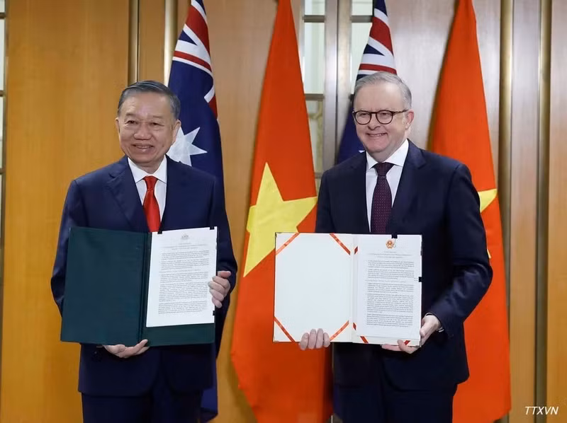 El secretario general del Partido Comunista y presidente de Vietnam, To Lam, y el primer ministro de Australia, Anthony Albanese, intercambian la declaración conjunta. (Foto: Nhan Dan) 