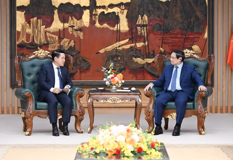 El primer ministro vietnamita, Pham Minh Chinh, y Saleumxay Kommasith, viceprimer ministro y jefe de Comisión de Reforma de Empresas del Comité Central del PPRL. (Foto: Nhan Dan)