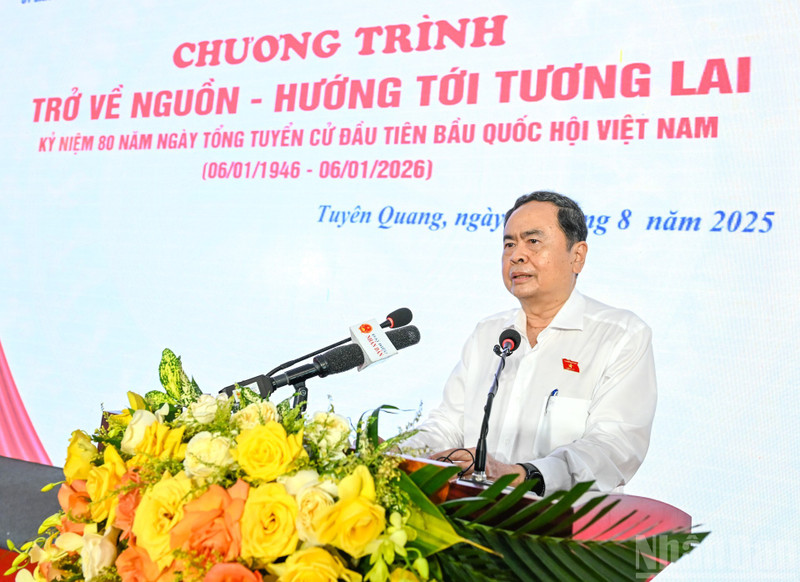 El presidente de la Asamblea Nacional Tran Thanh Man habla en el programa. (Foto: Nhan Dan)